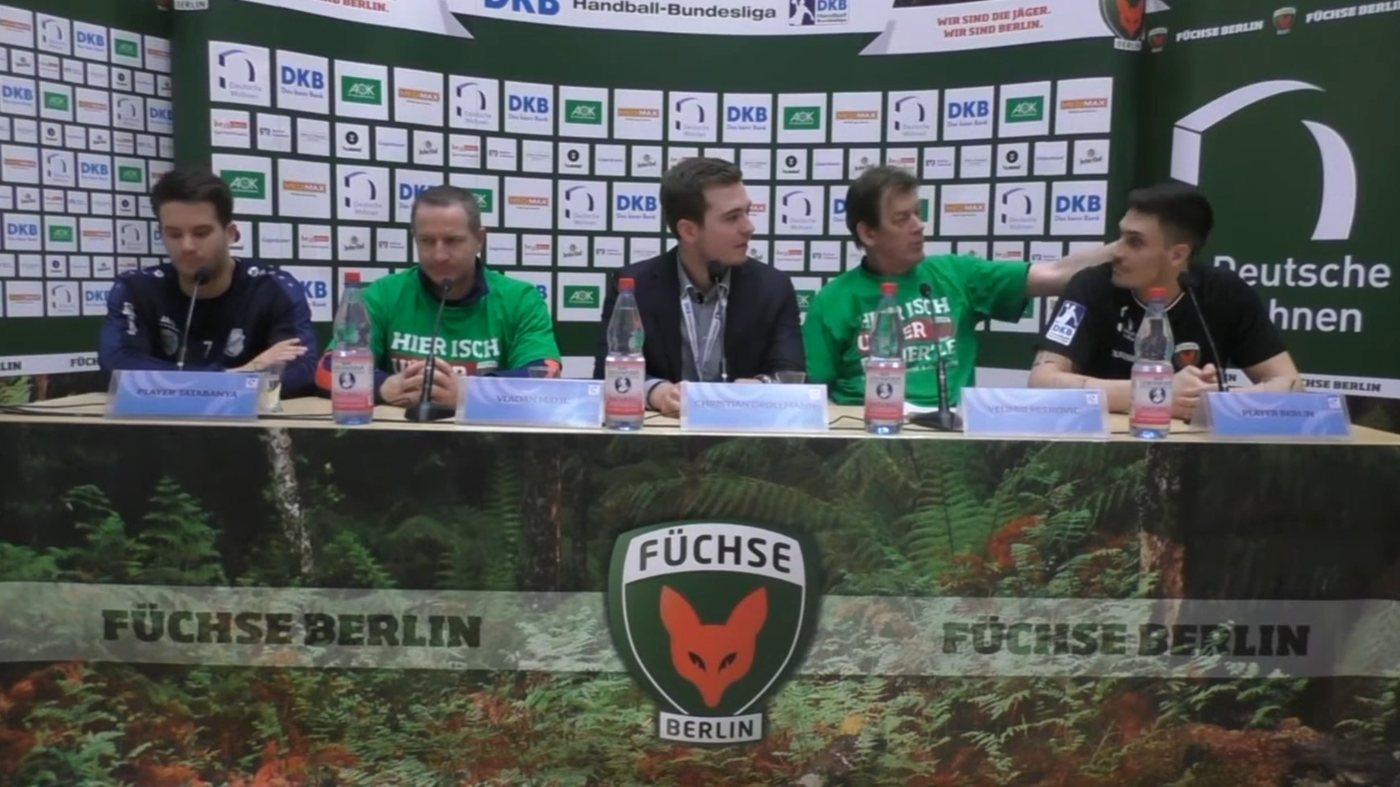 Christian Grollmann auf dem Podium einer Pressekonferenz der Füchse Berlin