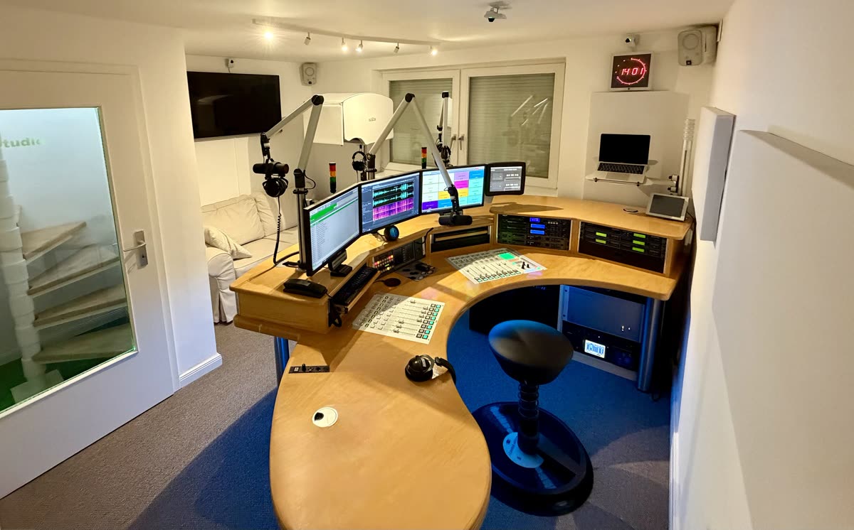 Blick in den Regieraum des Studios