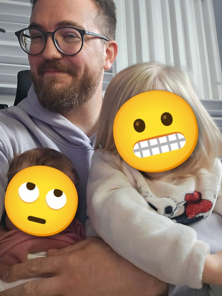 Christian Grollmann mit seinen beiden Kindern auf dem Arm